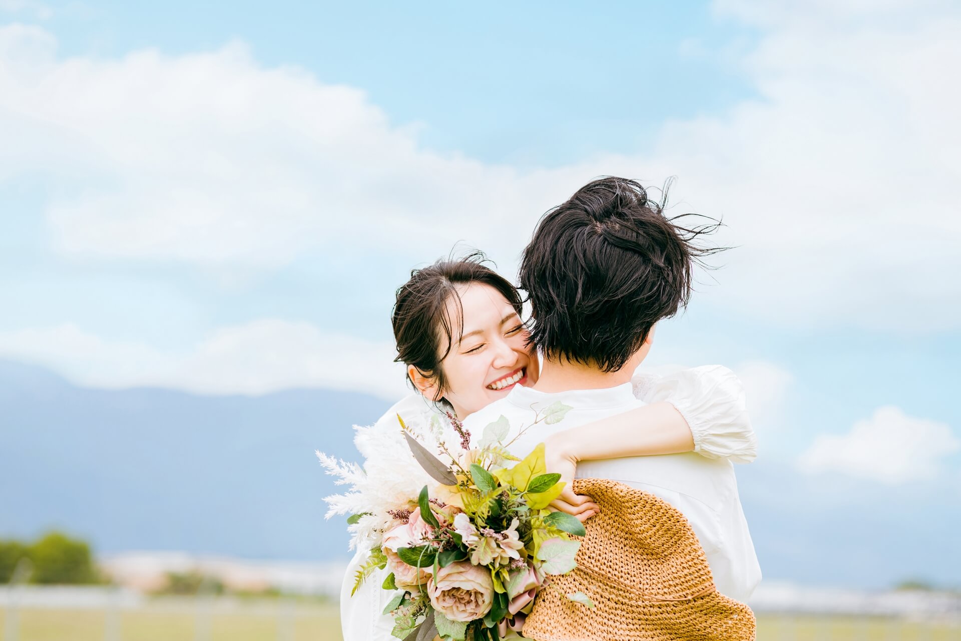 ハグをする男女 | 縁結びサロン「ゆるり」
