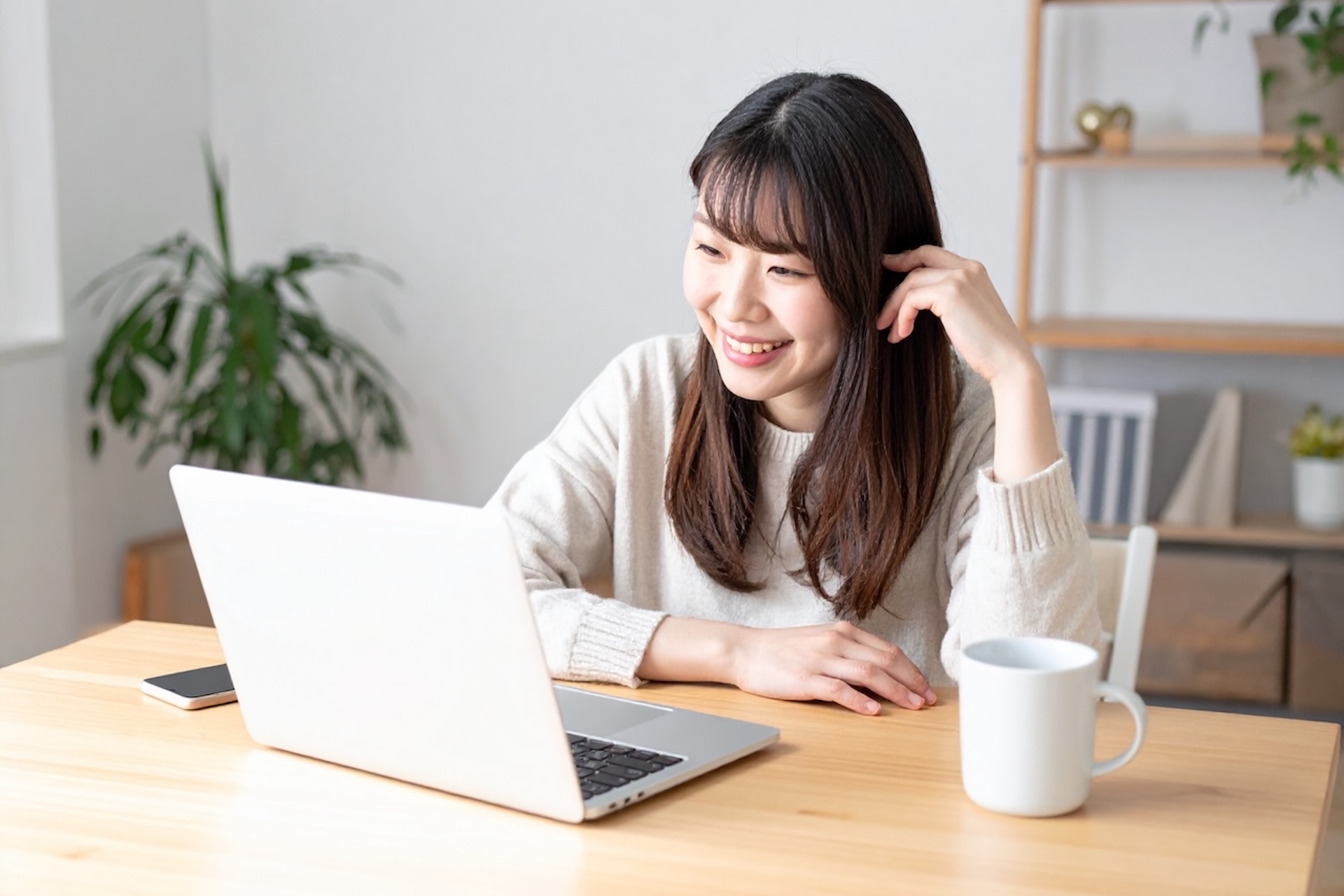 笑顔でオンライン通話をする女性 | 縁結びサロン「ゆるり」