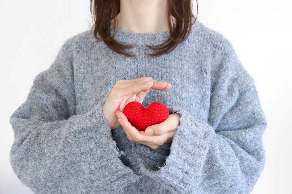 ハートを持っている女性 | 縁結びサロン「ゆるり」