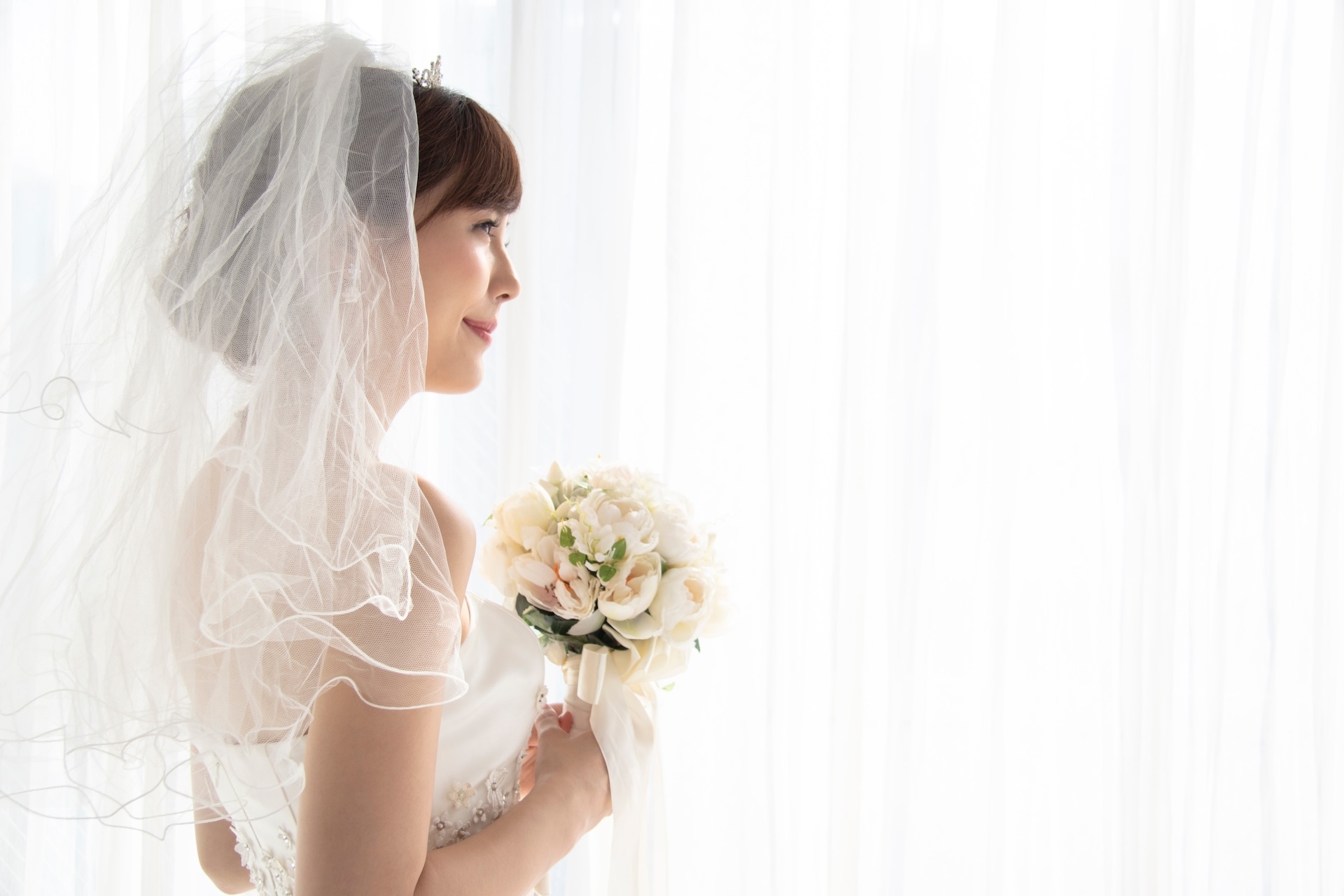 ウエディングドレス姿の女性 | 縁結びサロン「ゆるり」